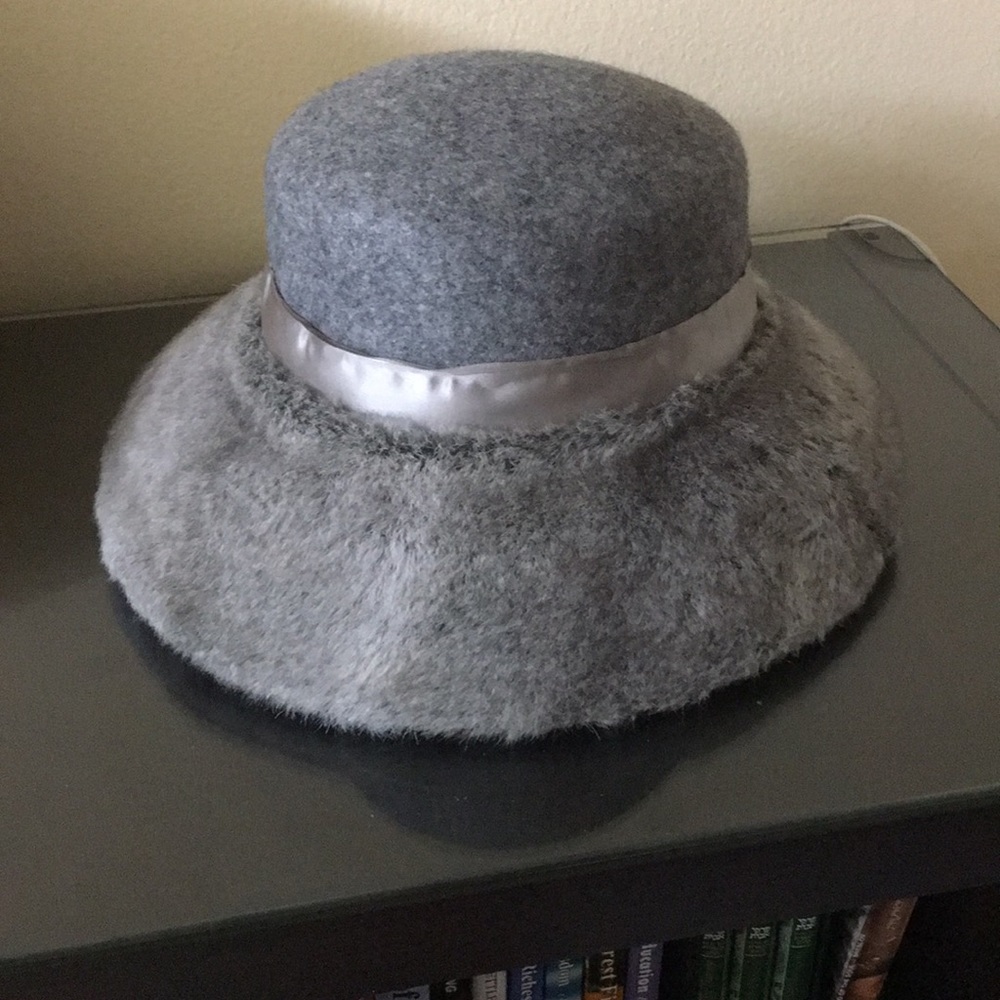 Luxurious grey hat 100% wool